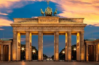 Private Custom Berlin Wall and Third Reich Half-Day Tour with Guide in Luxury Vehicle