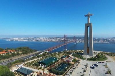 Cliff Route - Cacilhas - Almada - Costa da Caparica - Full Day Tour from Lisbon