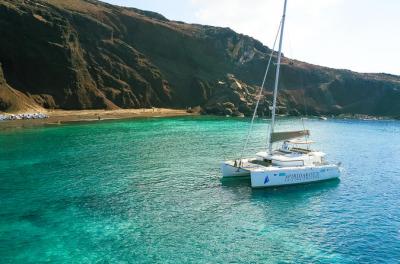 Sailing Cruise in Santorini to Red Beach and Akrotini with BBQ and Drinks