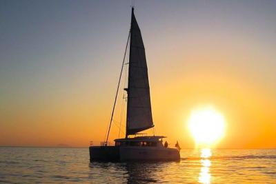 Caldera Panorama Sunset Cruise with Drinks and Lunch from Santorini